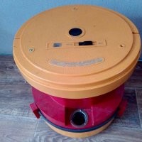 Ну, не знаю.... У нас вот такой был, з-д "Электросила", г.Ленинград   То, что в комплект входила насадка для побелки, это да. Представляла из себя простую пластмассовую крышку на любую советскую банку... Цвет элементов корпуса не имел значения (пылесосы так и продавались), т.к. всё накрывалось чехлом, верх которого, иногда, делали из ткани, с поролоновой подложкой, что создавало впечатление пуфика... Зверюга та ещё, и по мощности, и по звуку