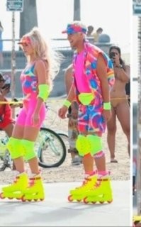 Что за обноженка на заднем плане?