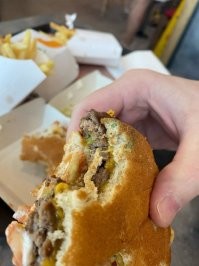 Клиенты «Вкусно   и точка» пожаловались на наличие плесени в булках.