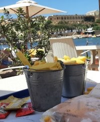 Ну, в принципе, привыкаешь уже, к вёдрами этим etc. , но че сказать хотели- нипанятна