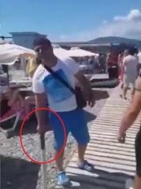 Зато дубье они явно не спонтанно с земли подобрали. Ни разу не видел чтобы на земле дубины с рукоятками валялись.