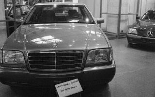 Помню историю, типа в 90тых немцы приехали в оскву и зашли в представительство МБ. Там среди прочих моделей стоял бронированный S-класс. Немцы удивились, типа зачем вы его себе заказали, модель супердорогая и непопулярная, на них только президенты ездят и тд. В это время в салон зашел типок в пиджаке с сумкой. Огляделся, ткнул пальцем в этот самый бронированный кабан, типа мне вот этот. Расплатился налом из сумки и уехал. Немцы были в шоке.
Не знаю байка, нет.