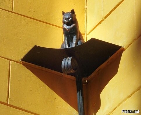 Мальчик


Памятник Барри, Париж, Франция


Памятник Грейфрайерсу Бобби, Эдинбург, Великобритания
Этот скай-терьер на протяжении четырнадцати лет – до собственной смерти в 1872 году – охранял могилу своего умершего хозяина – ночного обходчика эдинбургской полиции.
Памятник Грейфрайерсу Бобби установили еще при жизни пса, хотя до открытия он так и не дожил. Статуя, выполненная в натуральную величину, стоит перед баром Greyfriars Bobby.


Памятник кошке Таузер, Крифф, Великобритания
Еще один мемориал в Шотландии увековечивает память кошки Таузер, прославившейся рекордным количеством пойманных мышей – почти 29 тысяч за 24 года жизни. Ее "трудовой подвиг" не остался незамеченным и был внесен "Книгу рекордов Гиннесса".


На улице Малая Садовая в Санкт-Петербурге установлены две миниатюры в память о блокадных кошках, которые были завезены из Ярославской области для спасения города от крыс. Кошка Василиса расположилась на карнизе второго этажа дома №3, а кот Елисей – напротив нее, на углу дома №8.


Комментарий не нужен...


Если пешее путешествие Ломоносова в Москву заняло три недели, то коту Семену удалось вернуться из столицы домой в Мурманск лишь через шесть лет. Легенда гласит, что кот потерялся в Москве в конце 80-х и каким-то образом нашел дорогу обратно.