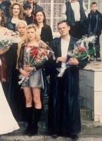 Если гостям вместо букетов дать в руки "калаши" - фото будет еще более реалистичным.
