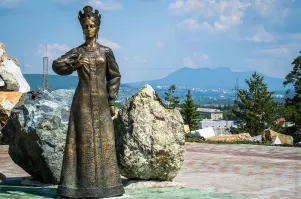 Златоуст, горный парк Бажова. Скульптура-Хозяйка Медной Горы. Очень интересное место.