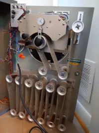 Таймер? У нас в школе бабся смотрела на часы и в нужное время нажимала кнопку звонка. Когда бабся отходила по своим делам - кнопку мог нажать кто угодно