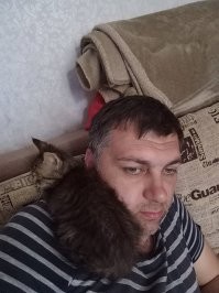 Две недели у нас. После пропажи кота, подобрал котенка на улице. Есть пара любимых мест для сна))
На первом еще и тарахтит громко. Второй за пазухой халата.