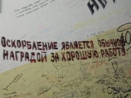 Мужчина проработал 27 лет в Burger King и за это ему вручили брелок, ручку и билет в кино