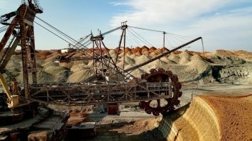 Ученые же считают, что эта достопримечательность начала формироваться еще более 2 млрд лет назад. Ее образованию способствовали сильные ветры и дожди, которые разрушали скалу