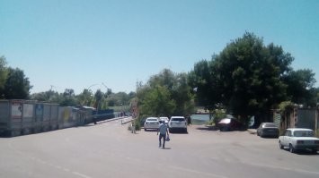 Ростов-на-Дону, 29-я линия, элеватор, ж/д переезд перед спуском к понтонному мосту через Дон на Зеленый Остров.
Вторя фотка - то же место, первая оккупация Ростова нацистами 20-28 ноября 1941 года.
На острове закрепился полк НКВД, который не только держал оборону, но и совершал постоянные вылазки в город силами до роты. 
28 ноября нацисты были выбиты из Ростова-на-Дону. 
За неделю нацистами было убито около 250 гражданских.
Всего за две оккупации было убито около 35 тысяч человек.
Пора бы грохнуть по "центрам принятия решений" последышей нацистских ублюдков.