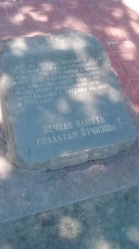 Ростов-на-Дону, 29-я линия, элеватор, ж/д переезд перед спуском к понтонному мосту через Дон на Зеленый Остров.
Вторя фотка - то же место, первая оккупация Ростова нацистами 20-28 ноября 1941 года.
На острове закрепился полк НКВД, который не только держал оборону, но и совершал постоянные вылазки в город силами до роты. 
28 ноября нацисты были выбиты из Ростова-на-Дону. 
За неделю нацистами было убито около 250 гражданских.
Всего за две оккупации было убито около 35 тысяч человек.
Пора бы грохнуть по "центрам принятия решений" последышей нацистских ублюдков.