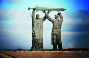 Я вырос рядом с Родина-Мать. Еастолько привык к ней, что никогда не оценивал - есть и есть. Приехал в гости мальчик 9 лет. Посмотрел на нее и сказал
- Какая страшная...
Я стал рассматривать: поза угрожающая, рот в оскале. Устами младенца.
Но при этом она гармонична. Сложена ровно, лицо и тело красивое. Страшен вышел толко лик в конкретный момент. Но это был замысел триптиха.
1) Магнитогорск. Выкованный рабочими меч отдают воину.
2) Сталинград. Меч поднят. Место, где действительно сломали хребет и все последующие сражения уже шли в наши пользу или сошли на ничью.
3) Берлин. Меч опущен. На руках солдата немецкая девочка.