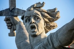 Я вырос рядом с Родина-Мать. Еастолько привык к ней, что никогда не оценивал - есть и есть. Приехал в гости мальчик 9 лет. Посмотрел на нее и сказал
- Какая страшная...
Я стал рассматривать: поза угрожающая, рот в оскале. Устами младенца.
Но при этом она гармонична. Сложена ровно, лицо и тело красивое. Страшен вышел толко лик в конкретный момент. Но это был замысел триптиха.
1) Магнитогорск. Выкованный рабочими меч отдают воину.
2) Сталинград. Меч поднят. Место, где действительно сломали хребет и все последующие сражения уже шли в наши пользу или сошли на ничью.
3) Берлин. Меч опущен. На руках солдата немецкая девочка.