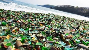 У нас на дальнем Востоке проще делают. Битое стекло высыпают осенью в прибрежную полосу. Через 2-3 шторма стекло превращается в цветной песок без всяких затрат.