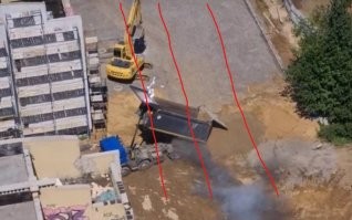 Немного увеличил и красным примерно обозначил провода ЛЭП . Расстояние между проводами слишком большое ... ну никак не для 10 КВ .