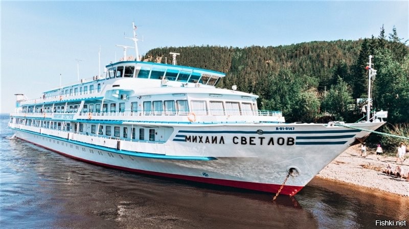 Справедливость была восстановлена в 1985 г. «Михаил Светлов»   трёхпалубный речной пассажирский теплоход проекта Q-065 (тип «Сергей Есенин»).