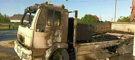 У нас вон тоже на окраине города на стройку частного дома приехал грузовик с погрузчиком и зацепил стрелой линию 15 квт. Машина загорелась. Водитель погиб. Хозяин строящегося дома хотел помочь водителю и тоже погиб.