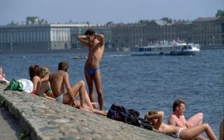 Девушка самая ближняя к нам лежит без лифа... Тогда точно так загорали?
