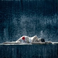 Офигенно размышлять лёжа под дождём и вдыхая выхлопные газы автомобилей...