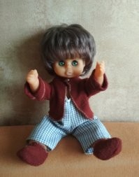 Очаровательная винтажная кукла 80-х годов из ГДР с милым выражением личика и красивой прической. В детских играх не участвовала, всё это время бережно использовалась чисто для антуража интерьера. Сейчас живет в Белоруссии.