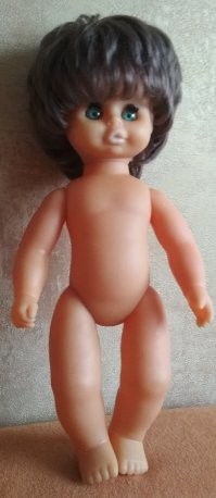 Очаровательная винтажная кукла 80-х годов из ГДР с милым выражением личика и красивой прической. В детских играх не участвовала, всё это время бережно использовалась чисто для антуража интерьера. Сейчас живет в Белоруссии.