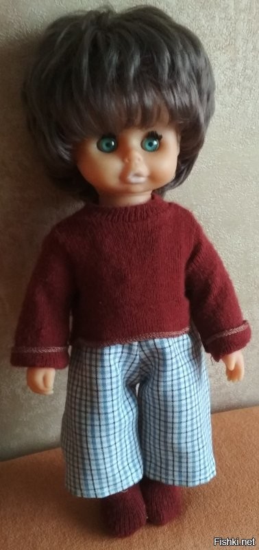 Очаровательная винтажная кукла 80-х годов из ГДР с милым выражением личика и красивой прической. В детских играх не участвовала, всё это время бережно использовалась чисто для антуража интерьера. Сейчас живет в Белоруссии.
