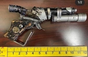 о я знаю откуда это Брендон Херера в одном из видео обзора проклятых пушек рассказывал что это у одного торговца амфетамином изъяли - собран из всякой херни с применением холодной сварки и самое главное это чудо не смотря на частые осечки всё таки могло выстрелить