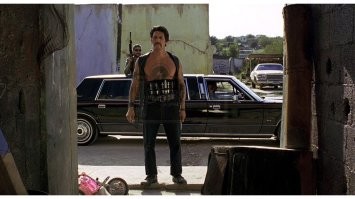 Враг не сможет нажать на кнопку...=)) Классика. Мне еще вот этот парень вспомнился=) Он метательными ножичками, считай, против танка воевал...