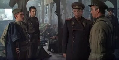 В киноэпопеее "Освобождение" С.А. Неустроева играл красавец Владимир Коренев ( Человек-амфибия).