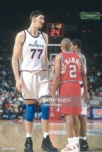 У Мурешана такой же рост был при большей массе. Так что Мануте не самый высокий.