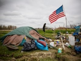 чет каких то непатриотичный бомжей ты нашел  они обычно с флагами  ибо горды и счастливы жить в свободной стране