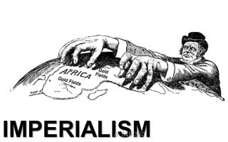 Абсурдно требовать у музеев что-то вернуть, что было вывезено много лет назад, в частности - из-за войны. Это трофей, возвращать его если и будут, то только по доброте душевной (о чём в капиталистическом мире можно и не мечтать). К тому же, если на таком же основании - так все бывшие колонии могут попросить у Англии, Франции, Португалии, США, Испании итд - вернуть все выкаченные ресурсы за столетия эксплуатации, за счёт которых данные страны до сих пор неплохо живут.
Я как-то себе слабо такое представляю :)
Тоже самое и с древностями.. ну отжали их у вас много лет назад, ну так будет вам уроком, что свою территорию надо защищать, а то однажды (рано или поздно) прийдёт кто-то сильнее чем вы, даст вам уем по губам и заберёт всё что сочтёт нужным, а вы будете сидеть на попе в луже собственной и чужой мочи, плакать и рассказывать про принципы дипломатии, независимости, права и гуманизма.
Забрать обратно трофеи можно только военным путём, либо выменяв их на что-то весомое, будь то ТМЦ или иные уступки политического или географического характера.
Это по телевизору все добрые, хорошие и миролюбивые, толкают со сцены ООН пламенные речи. По факту - мир не изменился, все по прежнему злобные и алчные твари, готовые впиться друг дружке в горло зубами и урвать кусочек по жирнее. Но в  инфо поле, все пытаются  подать себя эдакими развитыми, добросердечными и либеральными личностями.
А так, по факту - любой музей, это выставка трофеев и своих произведений, которые страна накопила за историю своего сущестования.
К нам жеж немцы не пристают с требованием вернуть им танк Маус. Хотя, японцы с Курилами надоедают.. вопрос дипломатии, кто-то понимает что можно просить, а что нельзя, или по чём можно купить, а кто-то не догоняет. В данном случае, Египет выглядит не совсем умной страной, либо им охота информационный шум поднять на тему "Ая-яй-яй, смотрите какие нехорошие, камушек наш забрали и отдавать не хотят".