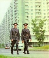 Постовые в СССР даже оружия не носили. Милицию уважали а кому надо - боялись.
Сейчас я, совершенно законопослушный человек, имеющий за всю жизнь всего два-три штрафа за нарушение ПДД, с детства учу ребенка - увидел мента, на всякий случай перейди на другую сторону.
