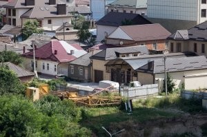 Просто дом в глубине двора. Делать окна в заборе это глупость. Если стена дома выходит на улицу то окна там будут, но это непрактично. Пыль с дроги будет лететь в окна.
 P.S. Выглянул в окно из трех частных домов у двух окна выходят на улицу, у третьего дом в глубине двора.