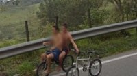 Судя по спущенным трусам переднего там что-то происходит...