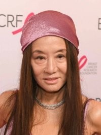 А насколько выглядит это одутловатое, с морщинами, под слоем штукатурки лицо, на шашнадцать? И костлявые, артритные старушечьи ножки.