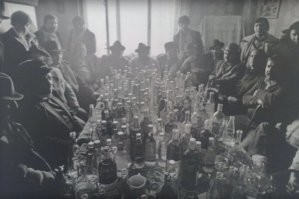 Уж лет десять про эту фото пишут, но это все равно "Румынская свадьба"