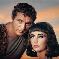 Однажды на съёмках фильма «Клеопатра» Ричард Бартон (Марк Антоний), ввалившись в мужскую гримёрку, заявил:
  Господа, я только что трахнул Элизабет на заднем сидении своего Кадиллака!
Поступок откровенно не мужской, но театральному актёру из Англии очень была нужна реклама для продвижения в Голливуде. Потом, правда, интрижка переросла в большую любофф.