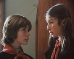 "Ты была на Азовском море?
Нет, не была.
А на Чёрном?
На Чёрном была.
Отдыхала?
Работала. Мы словарь дельфинов составляли.
Словарь?
Но ведь дельфины имеют разные языки.
Черноморские дельфины совсем не понимают атлантических.
Это ведь всё так интересно."