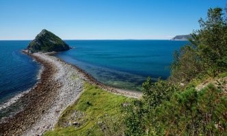 рыба-волк)))  ни разу не слышал чтоб ее так у нас называли, зубатка или морская собак да, а волк не слышал)))) вкусная зараза хоть и страшная, главное ей в пасть пальцы не сувать))))   самый просто вариант по отливу ее среди камней найти,  и крабов)))