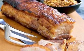 Готовим грудинку вкуснее шашлыка: сочная с хрустящей корочкой!  
         

Грудинка является одним из самых экономных вариантов приготовить свинину. Кусок сам по себе выглядит неоднородно, чем многих поначалу пугает – здесь есть и обильная жировая прослойка, и мясная часть. Сочетание делает готовку грудинки непростой, но если знать несколько правил – то ее можно и жарить, и запекать. Повара рекомендуют готовку в 2 этапа – сначала мясо делаем сочным внутри, а потом добавляем жар и делаем корочку.
Обработка

Обычно все фокусируются на самом мясе, забывая про кожу, которая требует не меньшего внимания. Перед приготовлением свиной грудинки кожу необходимо подготовить, сделав на ней неглубокие проколы или прорези. Для этой задачи лучше воспользоваться тендерайзером, но если в вашем арсенале его пока нет, подойдет и нож с тонким лезвием. Мясо необходимо выложить на доску кожей вверх. Прокалывают только кожу, поэтому работать следует аккуратно, чтобы не сделать прорезь до мяса.

Размягчение

После того как вы завершите механическую тендеризацию мяса, можно переходить к химическому способу размягчения. Для начала свиную грудинку необходимо хорошо обсушить, промокнув мясо бумажными полотенцами, а затем смешать в небольшой емкости половину столовой ложки соды с таким же количеством соды для выпечки.

Натрите смесью кожу свиной грудинки и оставьте непокрытое мясо по крайней мере на 8 часов или на ночь.
По истечении положенного времени смесь соли и соды необходимо смыть под струей воды и обсушить мясо. Чтобы проверить, хорошо ли вы промыли мясо, смажьте кожу небольшим количеством уксуса. Если увидели, что субстанция пенится, мясо необходимо промыть еще раз, перед тем как перейти к следующему этапу.

Маринад

Теперь свиную грудинку необходимо пропитать сухим маринадом   он придаст мясу насыщенный вкус и аромат. Чем натереть мясо, во многом зависит от ваших вкусов. Например, аромат свиной грудинки гармонично оттеняет смесь меда, лимонного сока, соли и традиционной китайской смеси «пять специй», в состав которой входит гвоздика, бадьян, корица, сычуаньский перец и семена фенхеля. Натирается смесью только мясо свиной грудки, на кожу специи не наносят.

Приготовление

Покрытую маринадом свиную грудинку выложите на решетку, установленную на противне, и отправьте в разогретую до 180  C духовку. Запекайте от 30 минут до 1 часа, после чего увеличьте температуру до максимума и готовьте еще 15-25 минут до появления невероятно хрустящей румяной корочки, об образовании который вы узнаете по доносящемуся из духовки аромату.

Подача

Готовую свиную грудинку нарежьте поперек небольшими ломтиками. Выложите их на тарелку и приправьте соусом, сделанным из мелко рубленого имбиря, масла виноградных косточек, кунжутных семечек, измельченного зубчика чеснока, лука-порея, зеленого лука, белого перца, соли и сахара или соусом на основе масла чили, кумина и аниса.