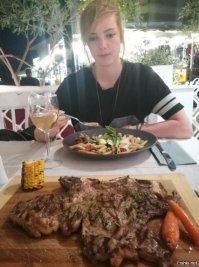 Пьяную веганку друзья накормили курицей, а та не оценила шутку и заявила в полицию