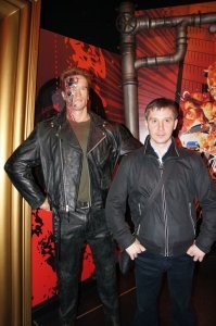 Был в Лондоне в музее "Мадам Тюссо"... - Все фигуры были как натуральные (!)...
Тут показал ТС отстойные модели...