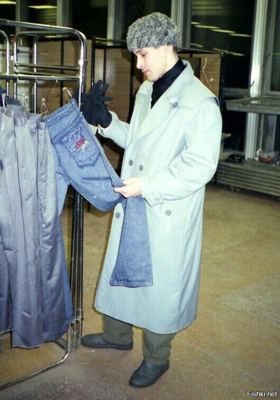 Юноша в каракулевой шапке выбирает себе джинсы «мальвины», 1992 год

 Что ты смотришь на джинсу , шапка кАракулева 
Забирай и уходи , тюбитейка куева .