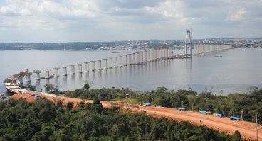 Построят еще, дайте срок.
В 2011 построили мост через Рио-Негро. Один из крупнейших притоков Амазонки.