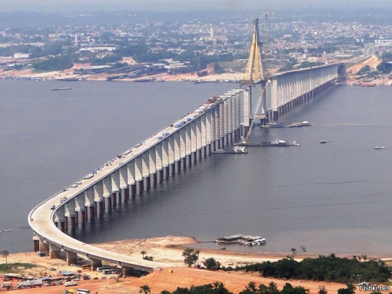Построят еще, дайте срок.
В 2011 построили мост через Рио-Негро. Один из крупнейших притоков Амазонки.