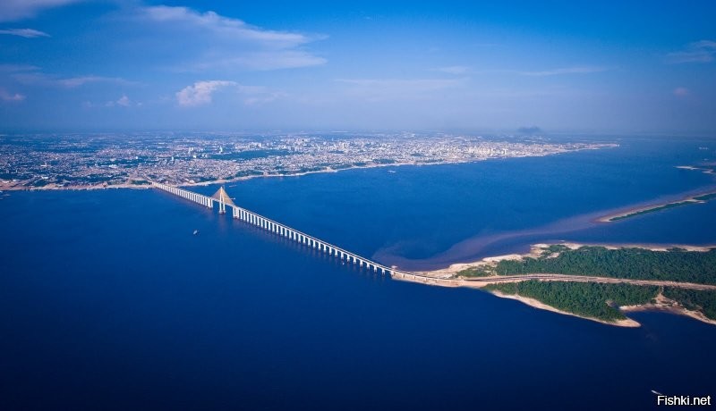 Построят еще, дайте срок.
В 2011 построили мост через Рио-Негро. Один из крупнейших притоков Амазонки.