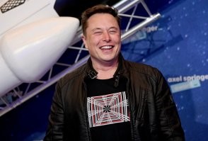 Он, кстати, не первый раз такую схему проворачивает. До этого с криптовалютой было тоже самое.
План прост. Вы медийная личность и  хотите преумножить свои капиталы. Покупаете через подставное лицо акции нужной компании, и в электронных СМи даёте новость что собираетесь закупить эту компанию, или крепко в неё вложиться. Хомячки при бабле, видя такой расклад, резко начинают вкидываться в эту компанию, логично ожидая что её ждёт успех, и активы поползут вверх. Ждёте пока цена достигнет ожидаемого (прогнозируемого) пика, и продаёте ранее купленные акции по максимальной цене. Разницу кладёте в карман. После чего отказываетесь от сделки, ибо ваша задача была не сама покупка, а спекуляция на этой теме. Акции падают вниз, куча хомячков жалобно стонут.. Но вы то, при деньгах, дальше живёте на широкую ногу. Казалось бы, схема стара как мир, и даже  этот же человек её не так давно дела с Dogecoin -ом.. но, лох не мамонт, лох  - не вымрет.
Понимаю, что отхвачу негатива, так как зумеры избрали себе новой иконой Маска, после смерти (по собственной тупизне же, читайте как он "лечил" свой рак) Джобса. Но, даже если один человек прочитав  это задумается, и начнёт своей головой думать и анализировать ситуацию, а не смотреть в рот другим "безусловным авторитетам".. то я буду считать что не зря потратил минуту времени чтоб черкануть  это сообщение.