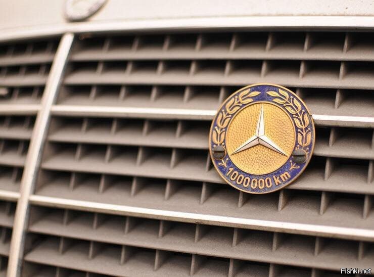 Через 6 лет компания Mercedes вручила ему почетный знак на решётку радиатора за пробег в 1 миллион километров., а дальше???
С пробегом 4,6 миллиона километров это машина американца Пола Хармана.