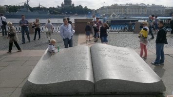 У нас и потяжельше книжка есть!
И не грустно сидит на лавочке, а вальяжно возлегает на набережной